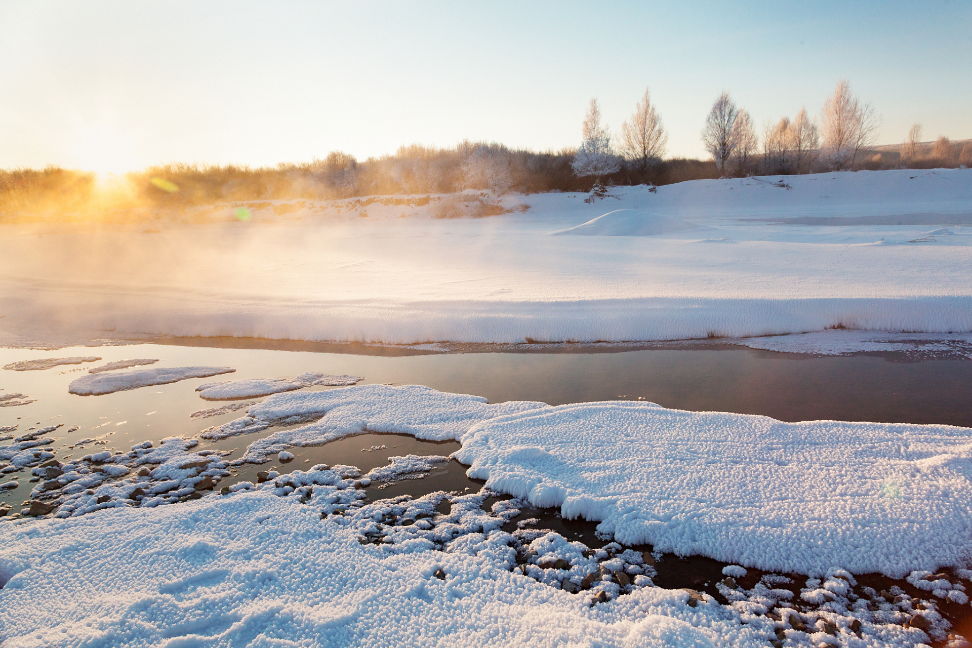 冬季的内蒙古呼伦贝尔,一片银装素裹,美丽的雪景和独特的民俗文化吸引