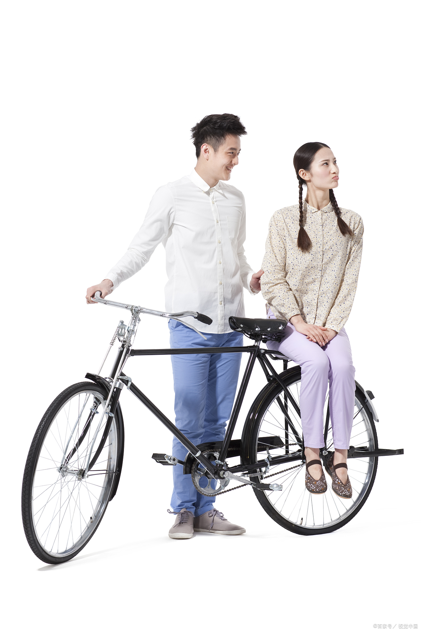 "你骑慢点,我害怕!" 玉芬紧紧地抱着志强的腰,在自行车后座上喊着