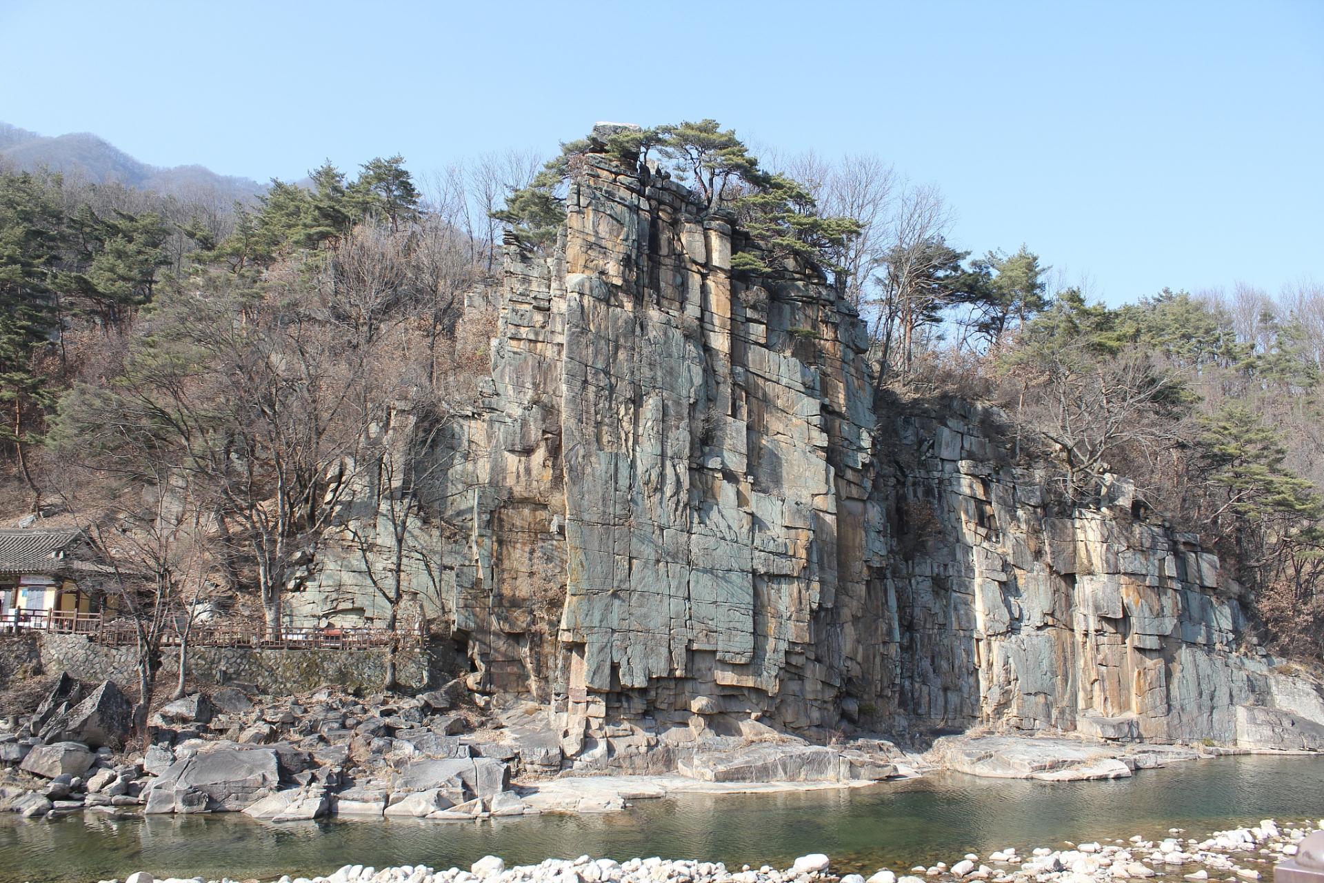 **虎山风景区**:4a 级景区,位于保定市西部,曲阳县最北部,因其山兜哪