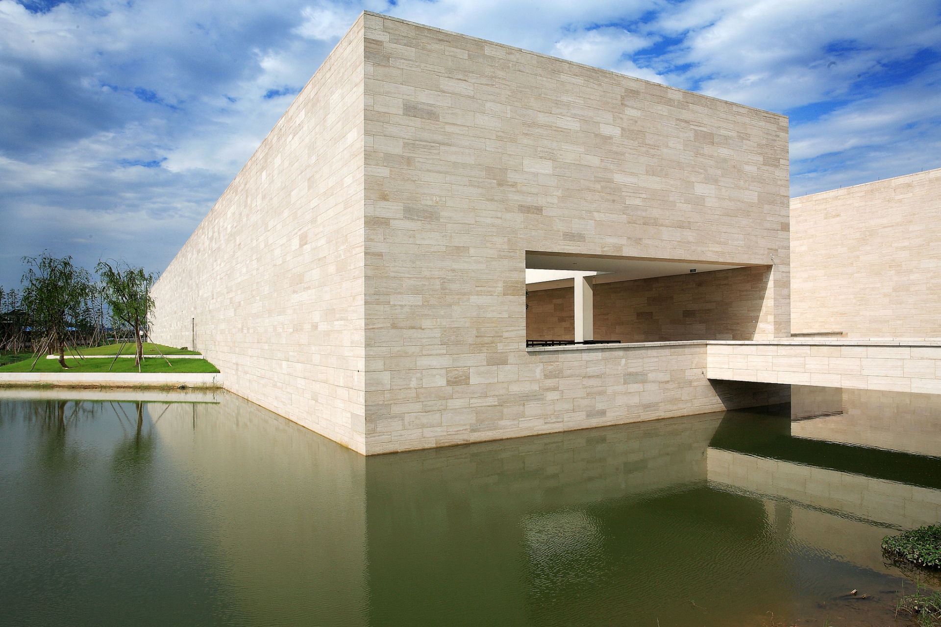 杭州良渚博物院位于浙江省杭州市余杭区美丽洲路1号,占地面积4万余