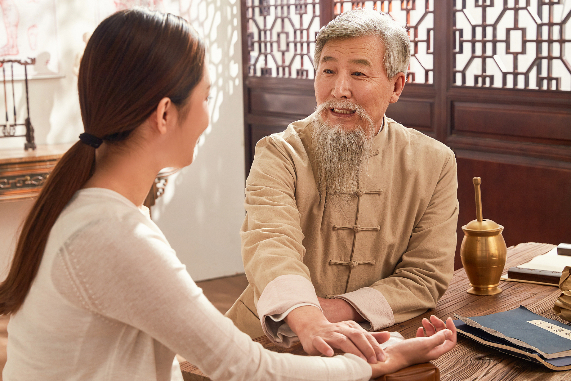 看中医前为什么不能化妆? 中医诊断的原则是整体审察.