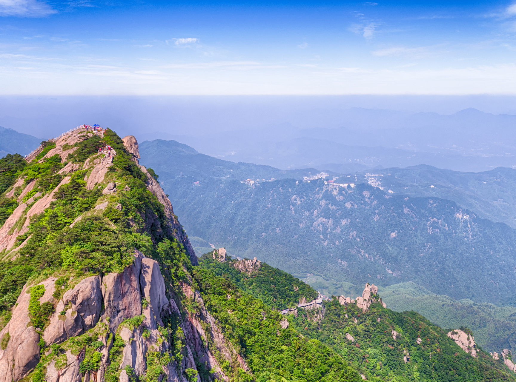 安徽九华山位于安徽省池州市,是中国著名的佛教名山之一,同时也是一个