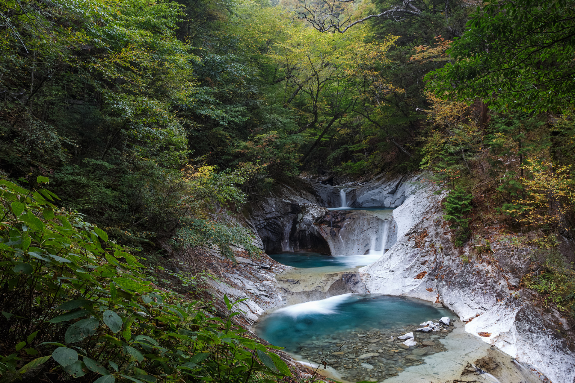 黄水国家森林公园夏季气候凉爽,是理想的避暑胜地,是自然空调景点