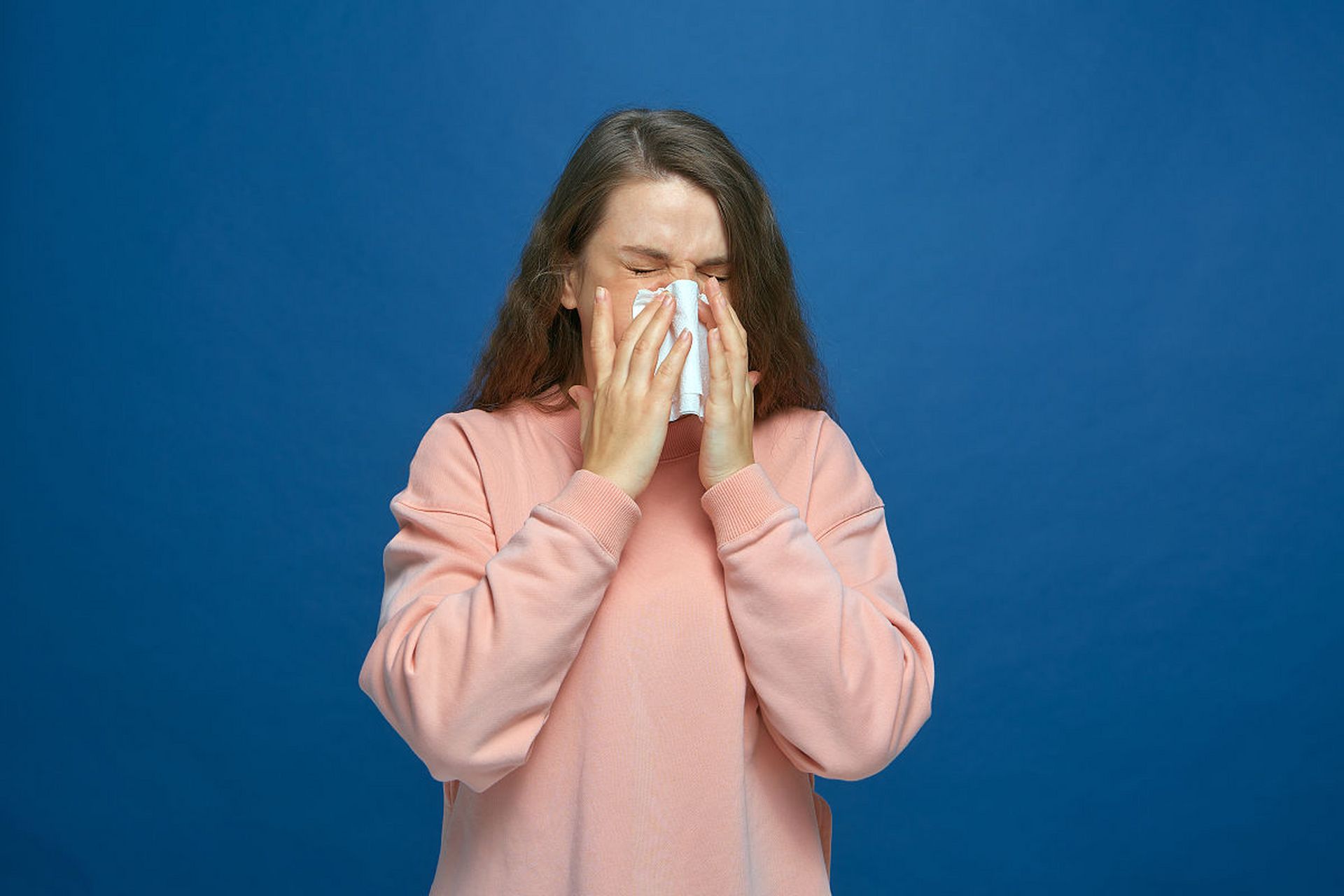 这种感冒通常被称为上呼吸道感染,因为病毒会侵犯上呼吸道的组织.