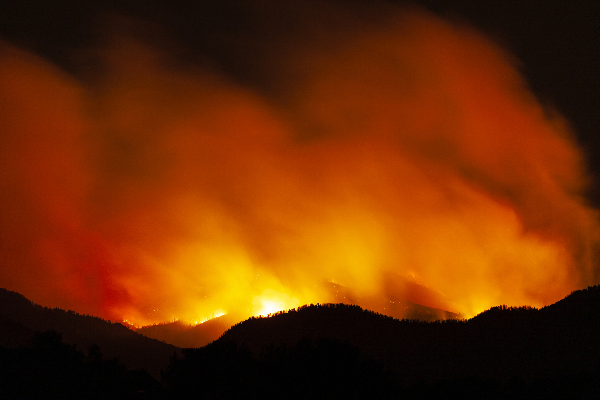 【云南玉溪山火蔓延 火场燃烧迅猛】山火最诡异的地方在于,很多时候不