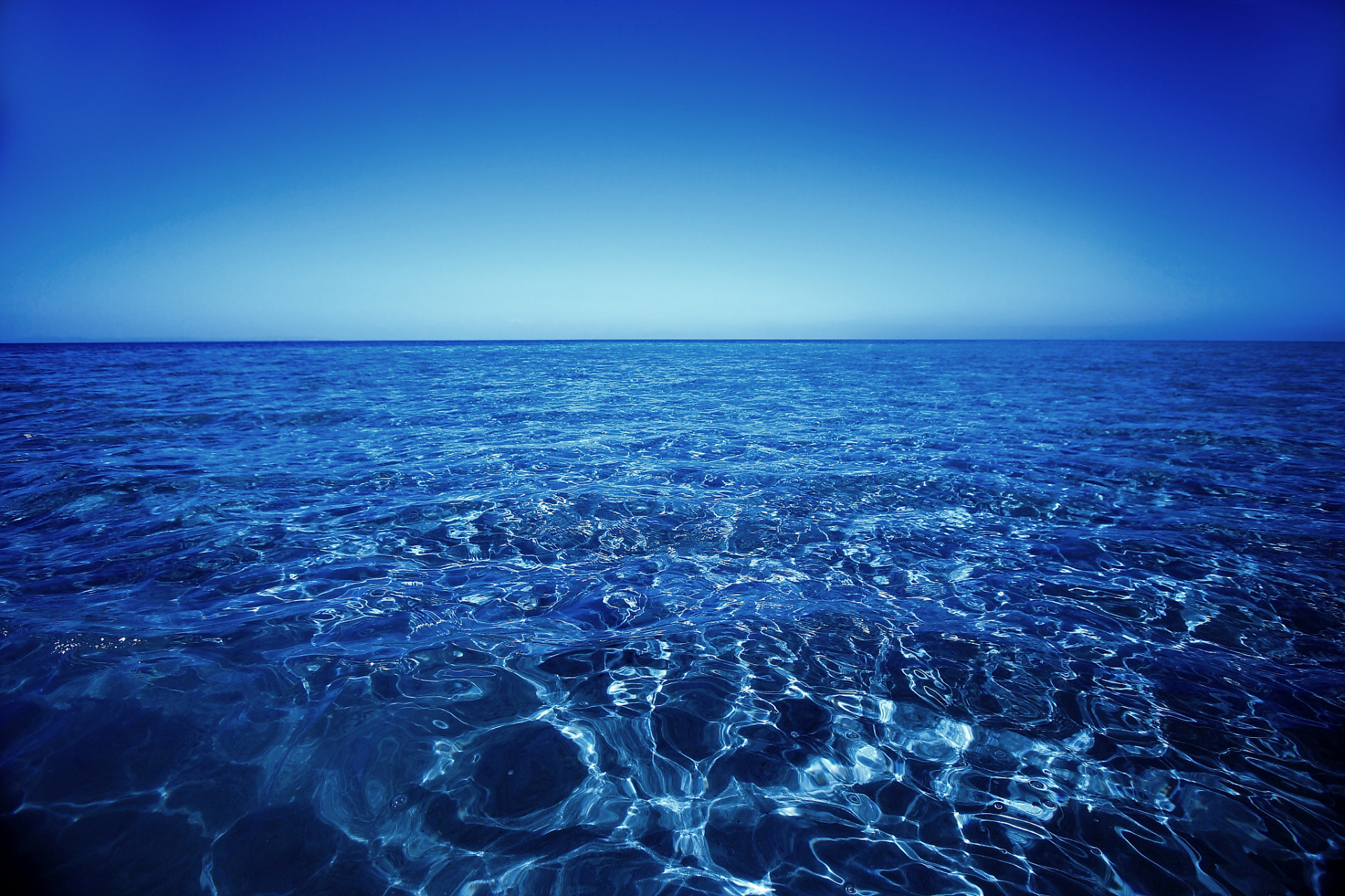 太平洋和大西洋的海水在巴拿马运河交界处交汇,呈现不同的颜色.