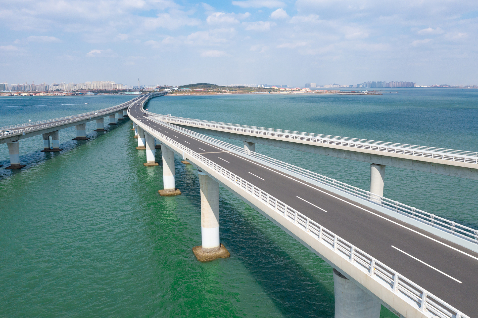 青岛跨海大桥是中国境内连接青岛市与黄岛区的宏伟跨海大桥,全长36.