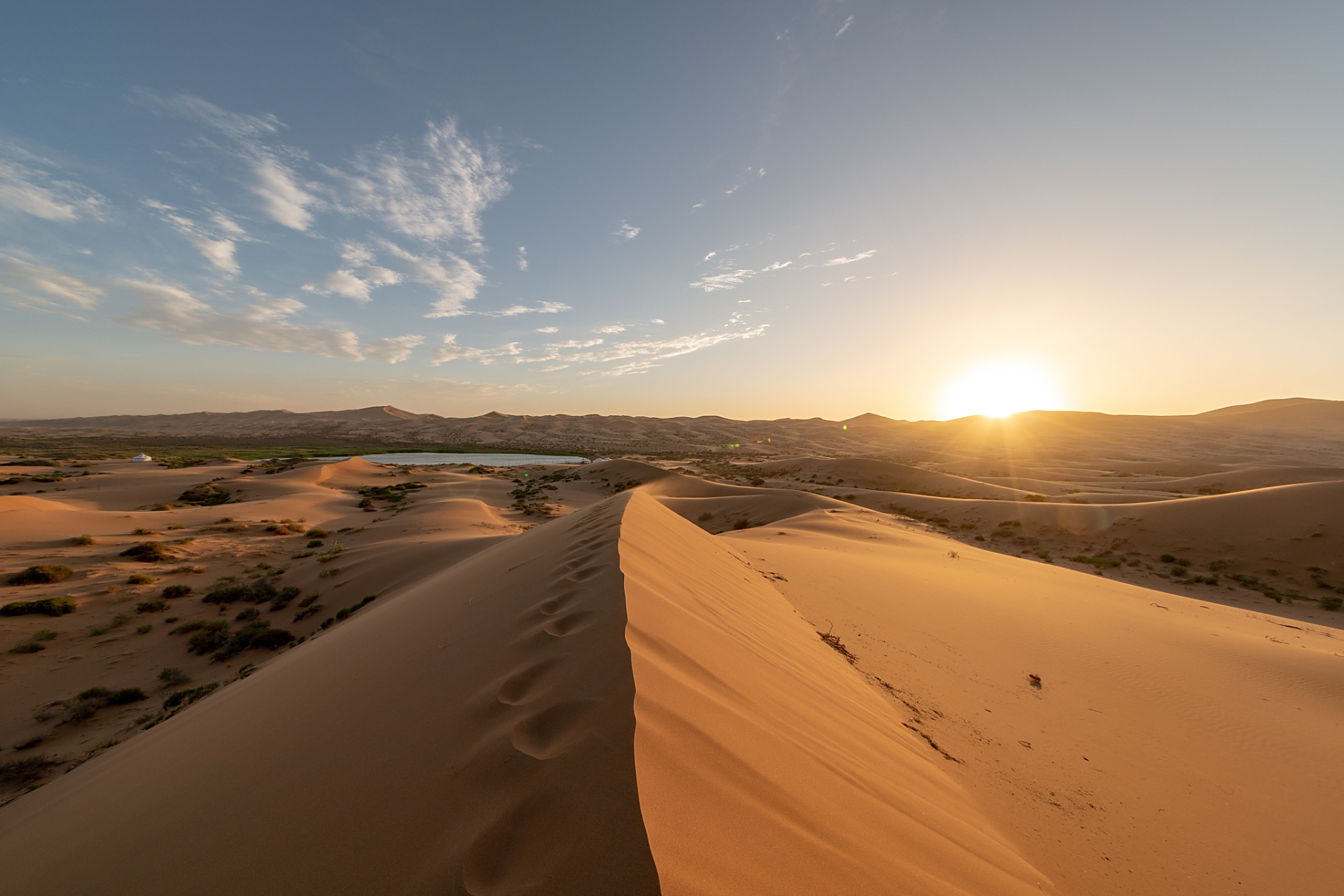 大漠孤烟直,长河落日圆出自哪里  这首诗出自王维的《使至塞上》