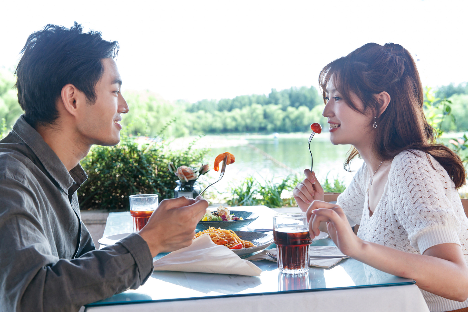 北京拥有多种适合两人谈事的餐厅,如位于后海的"胡同