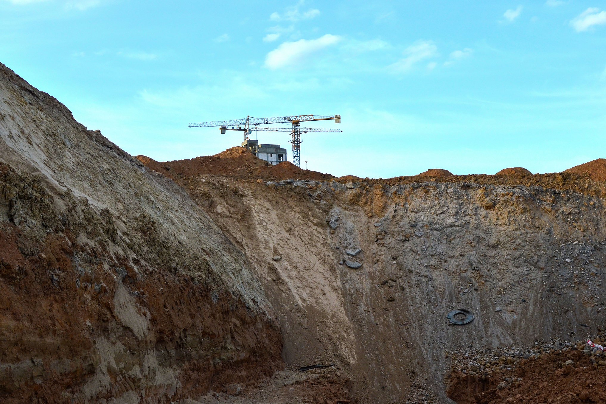 地质工程专业的毕业生在选择考公务员时,有多个方向可以考虑,如自然
