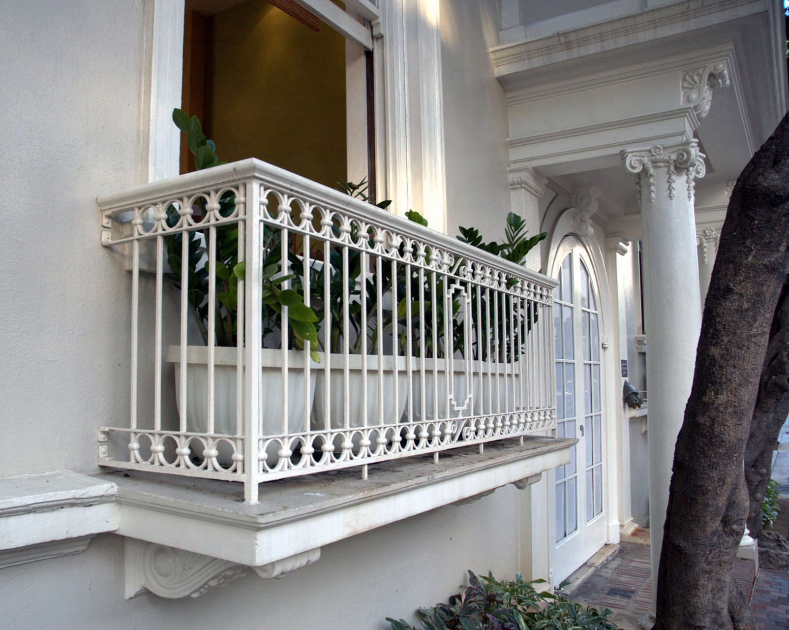 别墅铁艺护栏围墙融合古典与现代风格,为庭院增添美感.