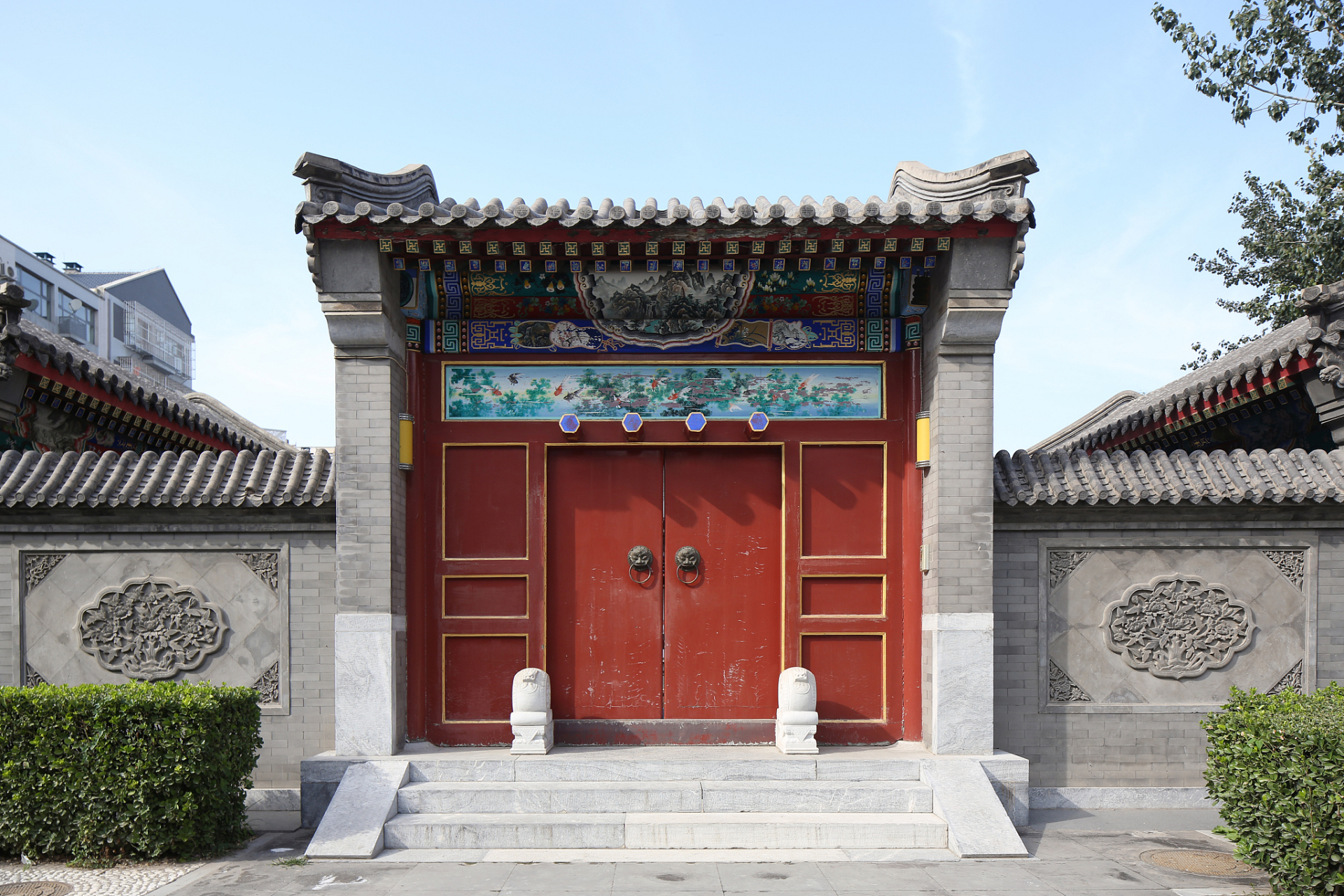 首先,围墙大门的方向应该与房屋的朝向保持一致,这样可以保持整体的