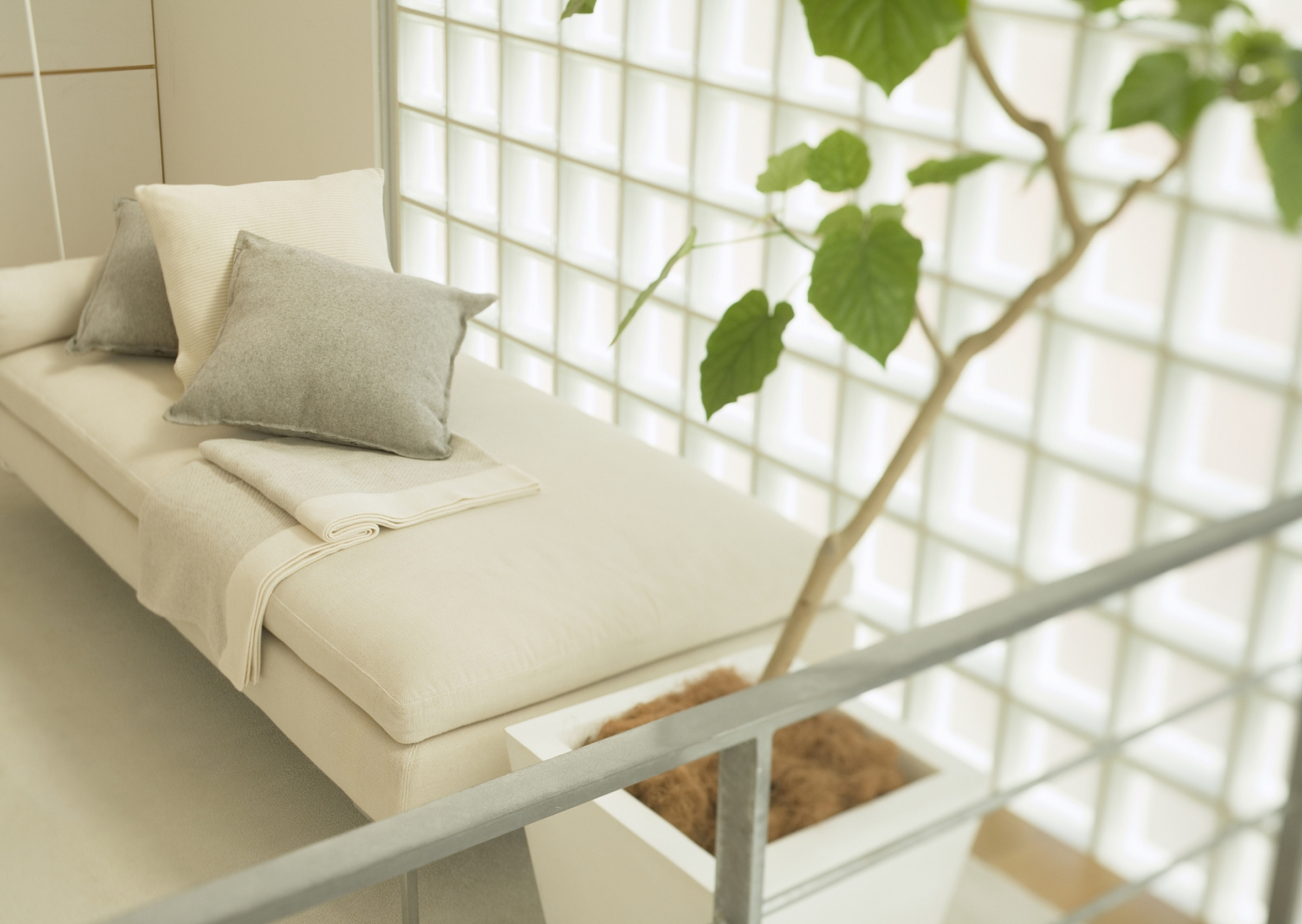 妻子凑过去,坐在沙发旁奶白色的地毯上.