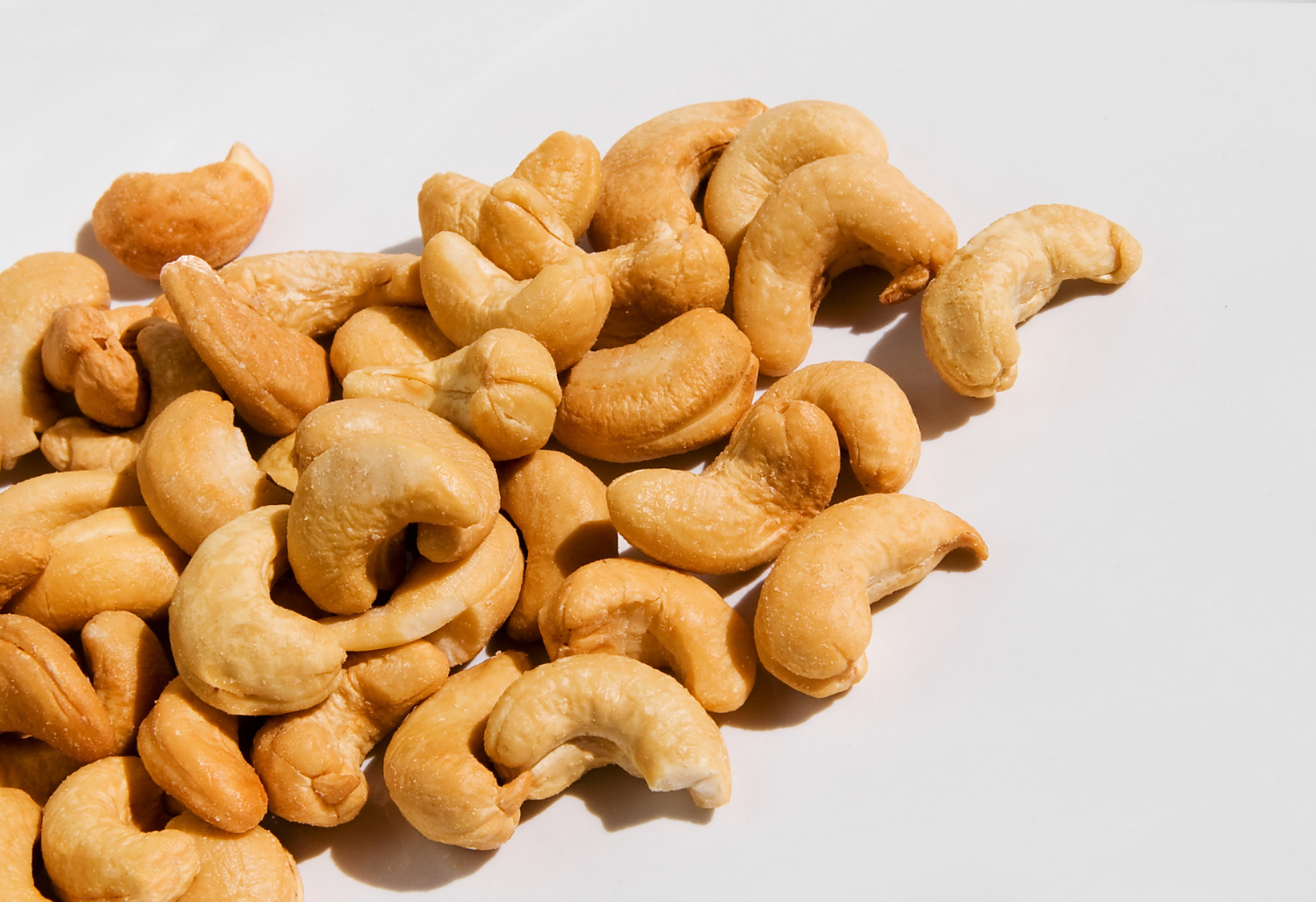 腰果最有营养的吃法是生食或烤过后食用,加入沙拉,糖水中也可.