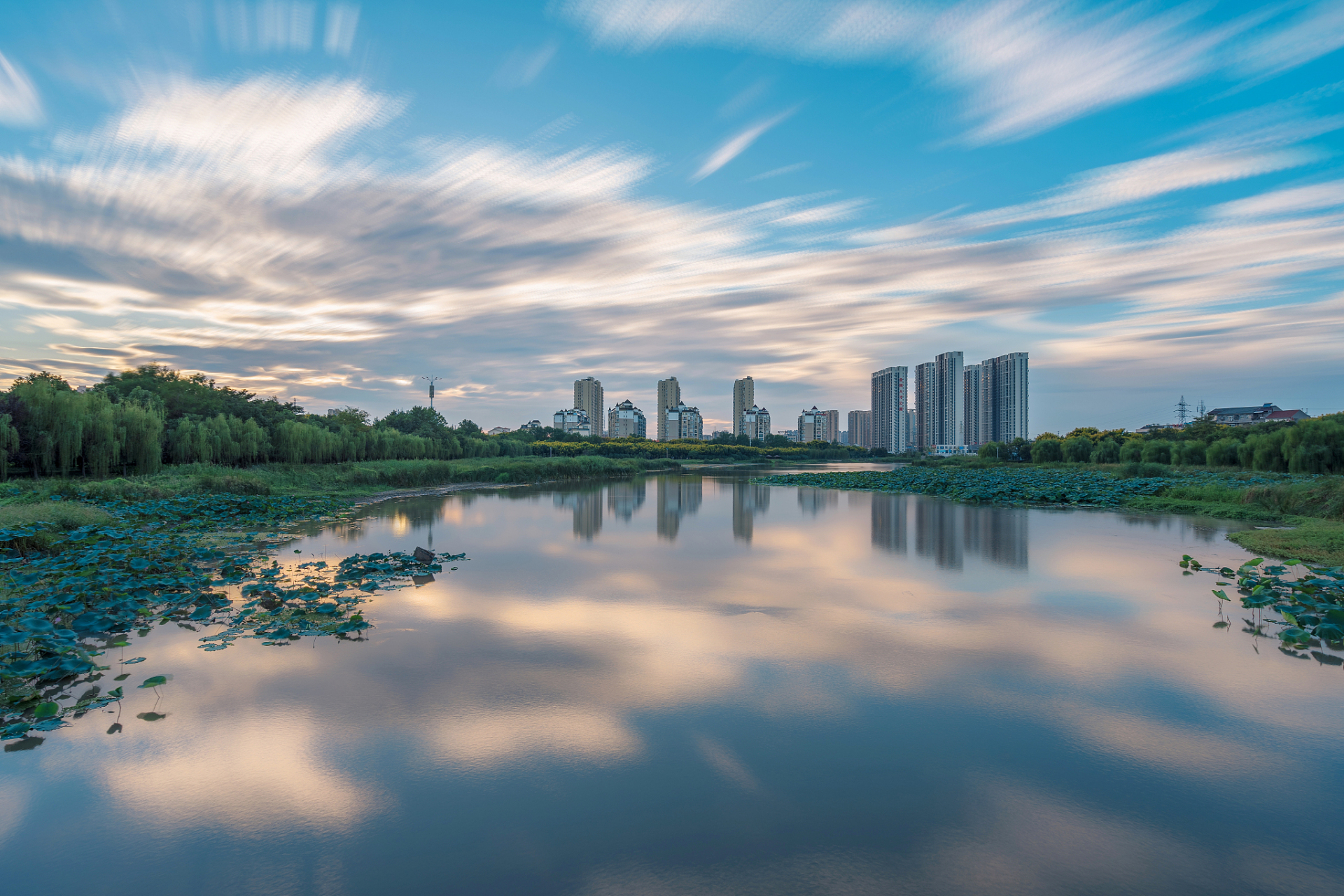 兴隆湖的秋日景色非常适合拍照打卡.