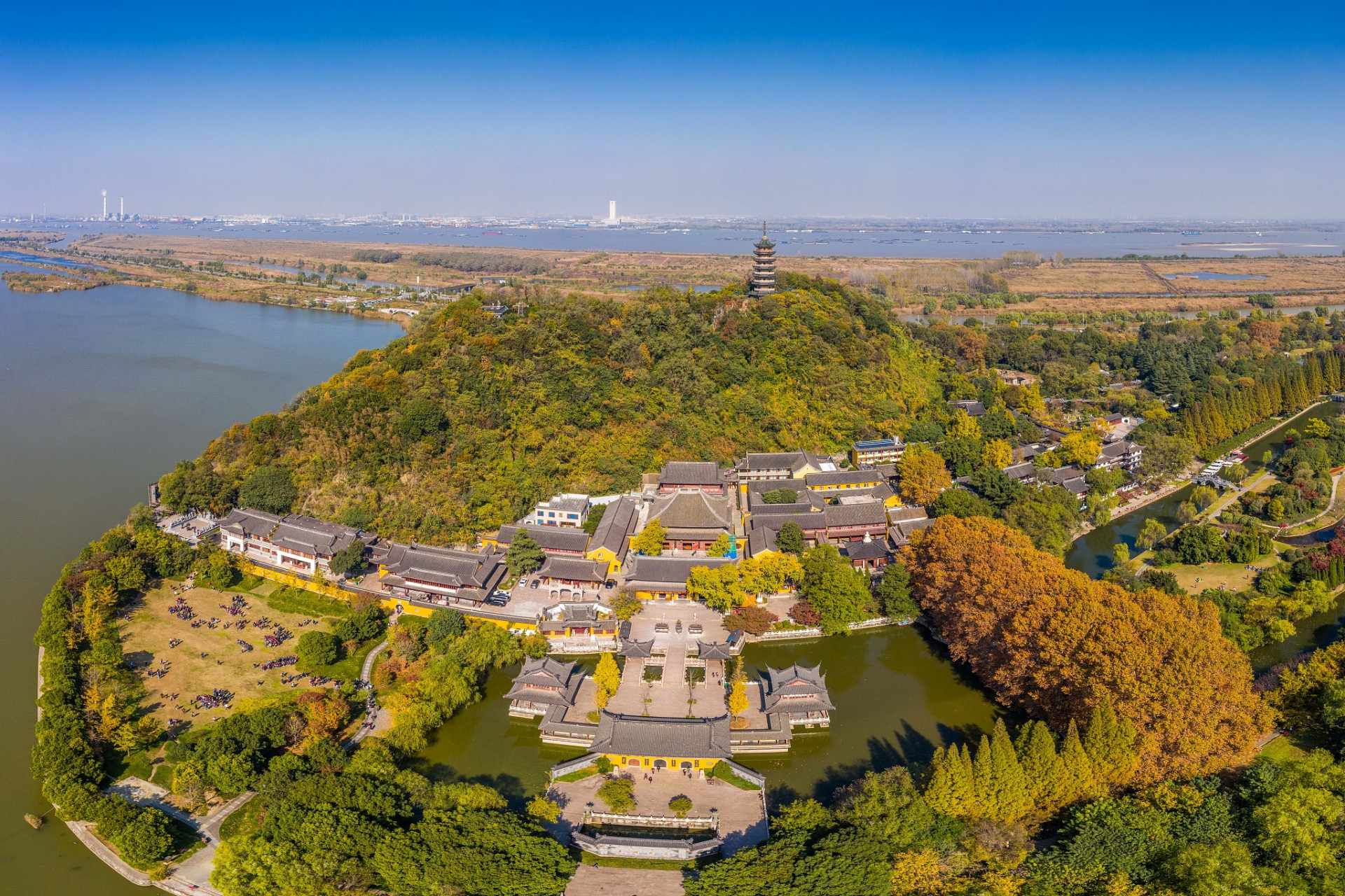 江苏省的绿意在镇江绽放,这座历史古城位于长江南岸,拥有丰富名胜古迹