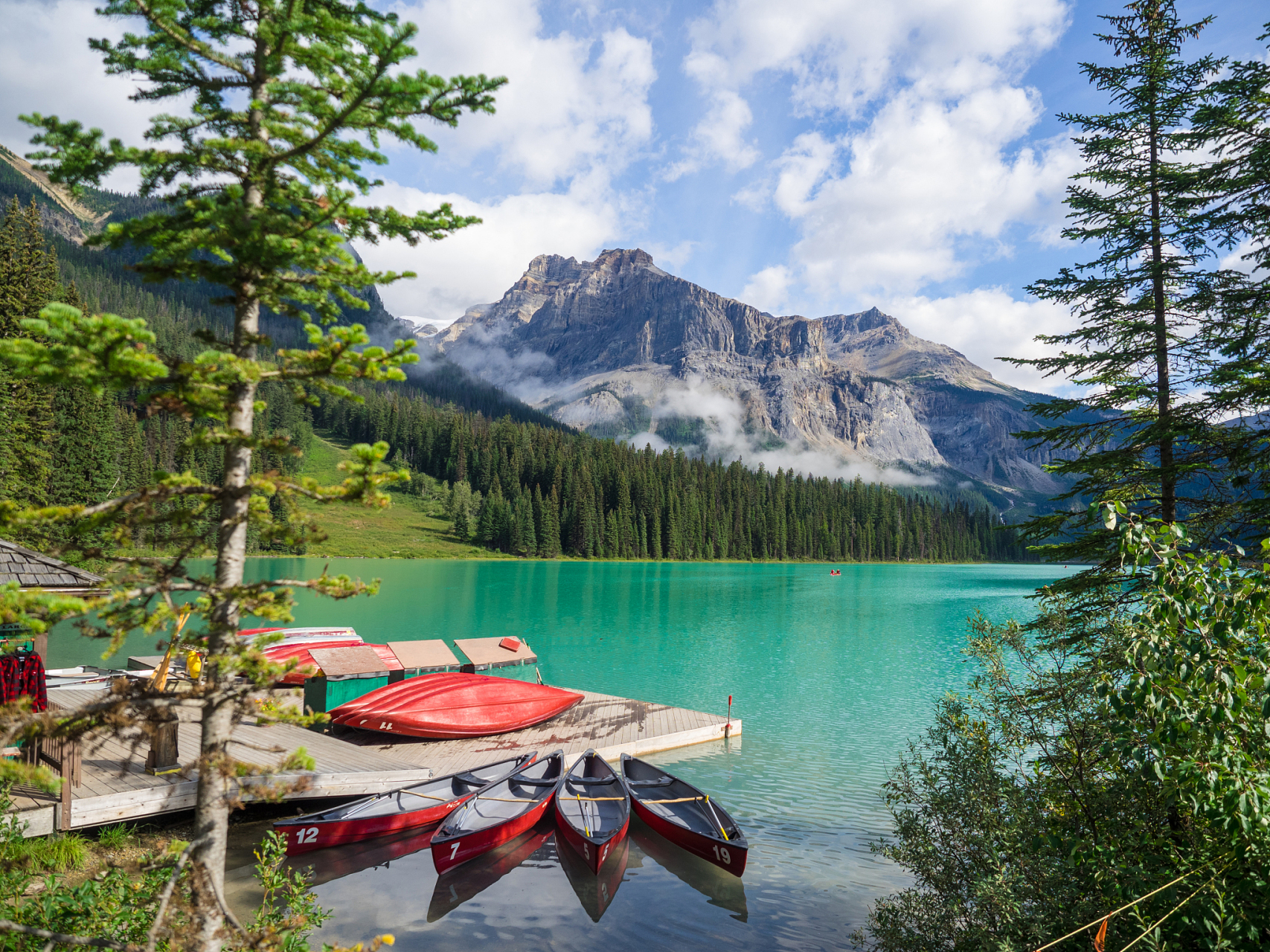 梦莲湖(moraine lake)是加拿大班夫国家公园的一个冰川湖,距路易斯湖
