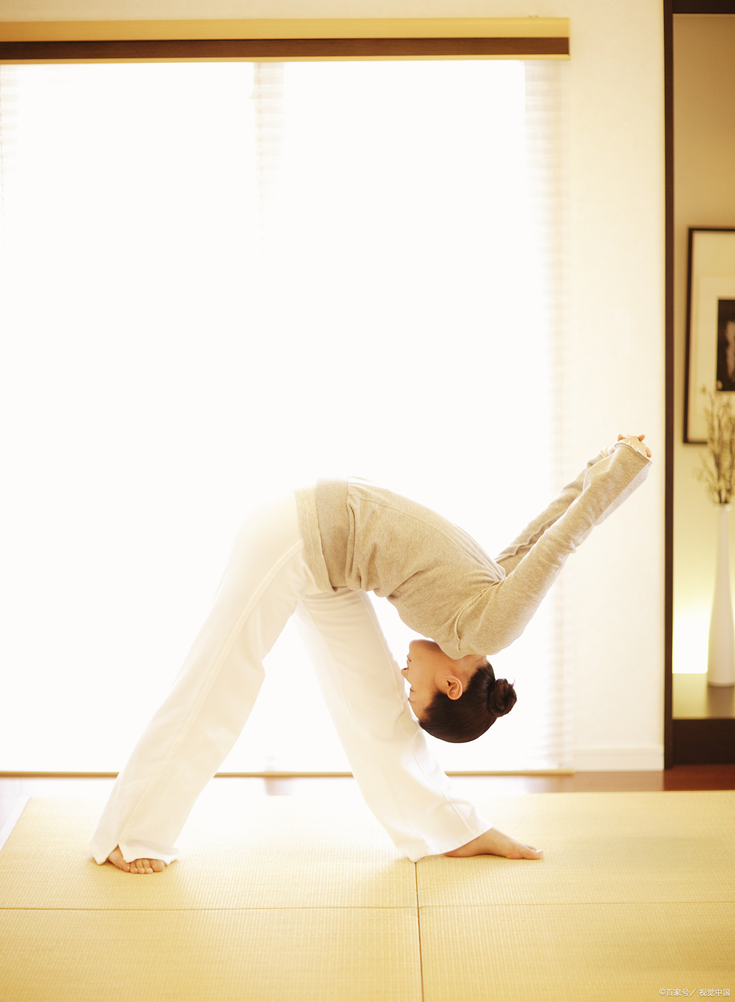 瑜伽练习可以帮助改善身体的姿势和平衡,但是否能够完全改变骨骼