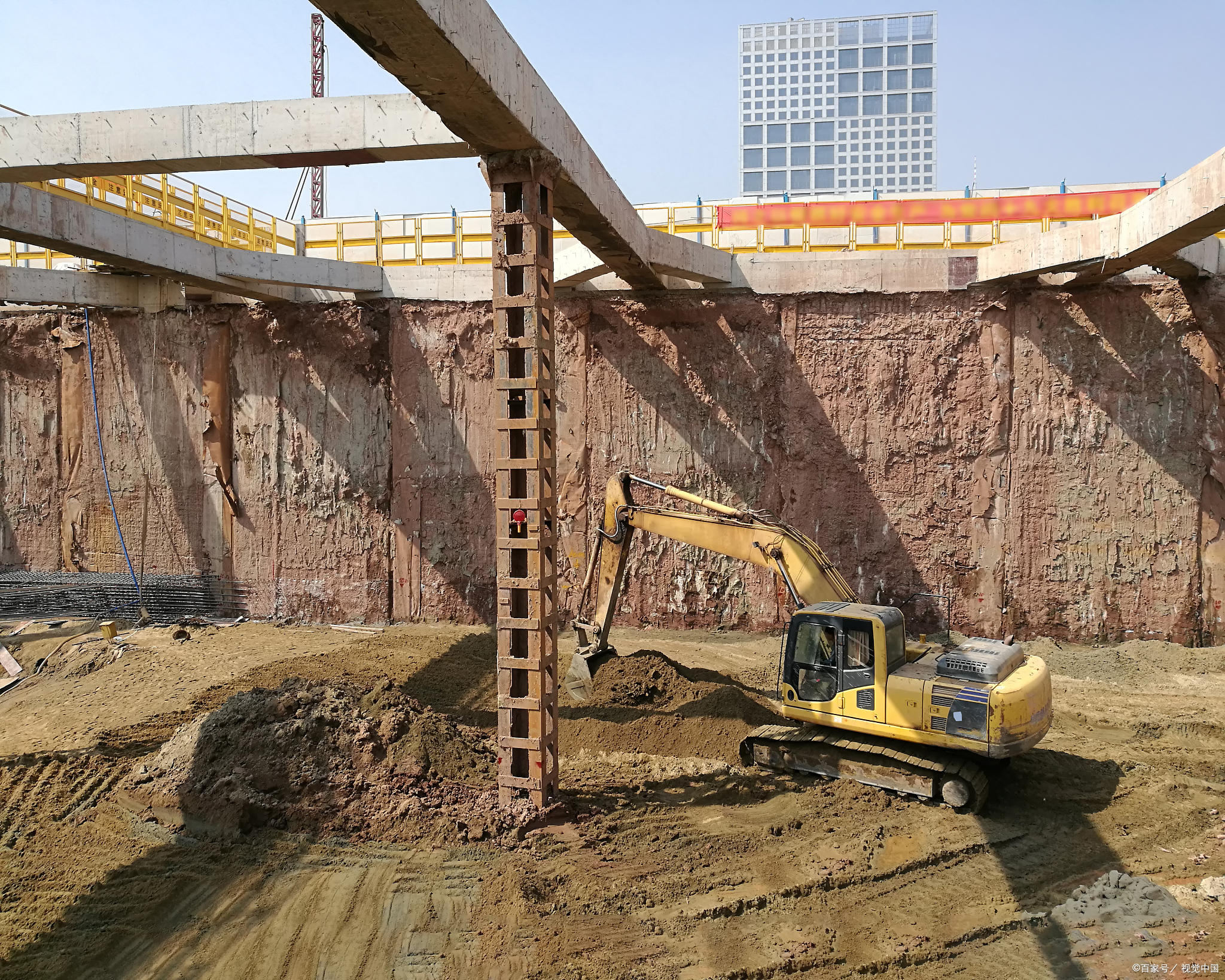 基坑围护结构的传力路径  周围水土压力→围护结构→围檩→支撑结构