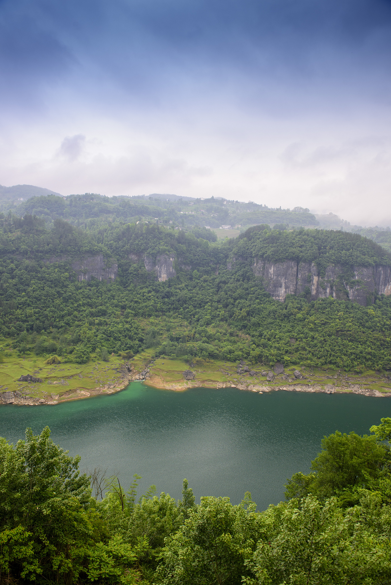 仙境之旅:登上仙女岛,探寻武隆仙女湖的神秘庙宇与美丽风景