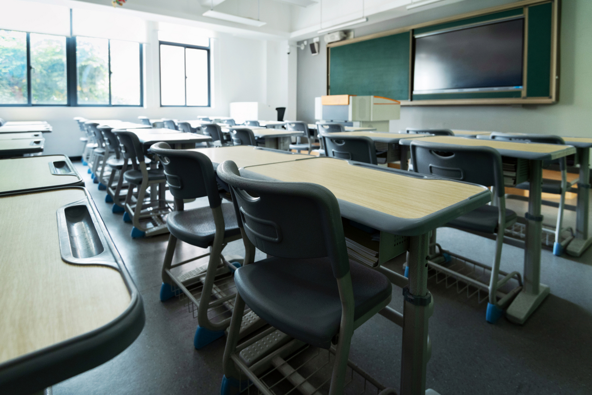 拥有实训车间,多媒体教室,实验室,图书馆,体育设施和校园网络等先进