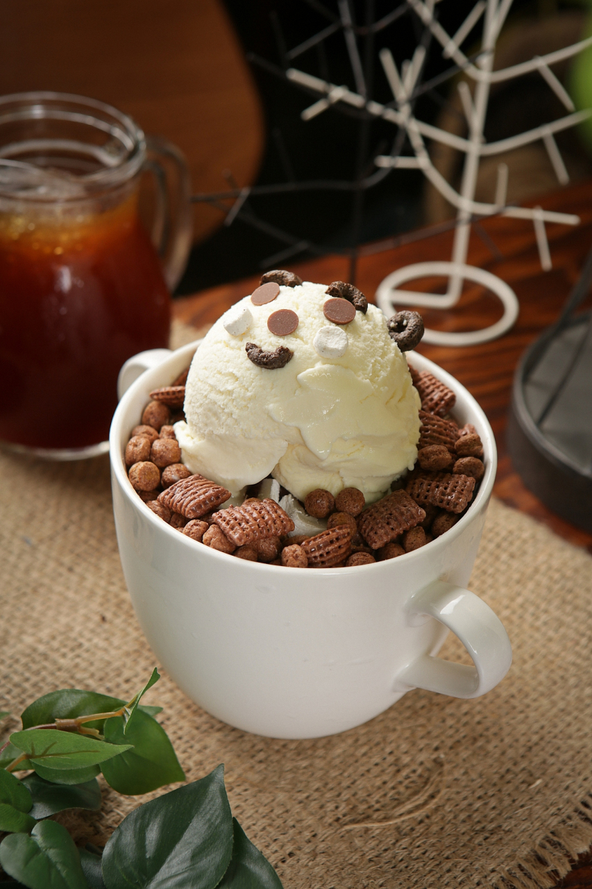 坚果冰淇淋是一道美味又清凉的甜品,下面是制作教程:  1.