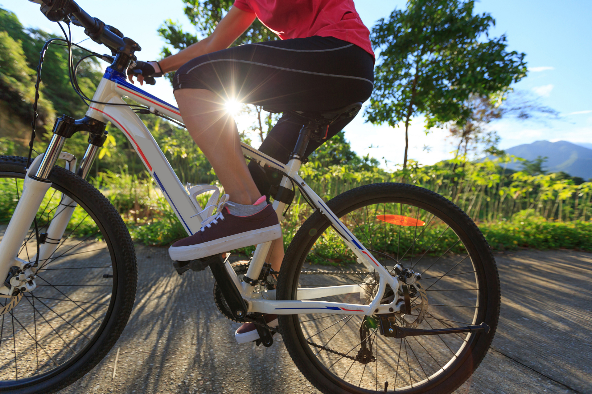 山地速降运动的英文名称为down hill,简称dh,速降运动可以说是山地车