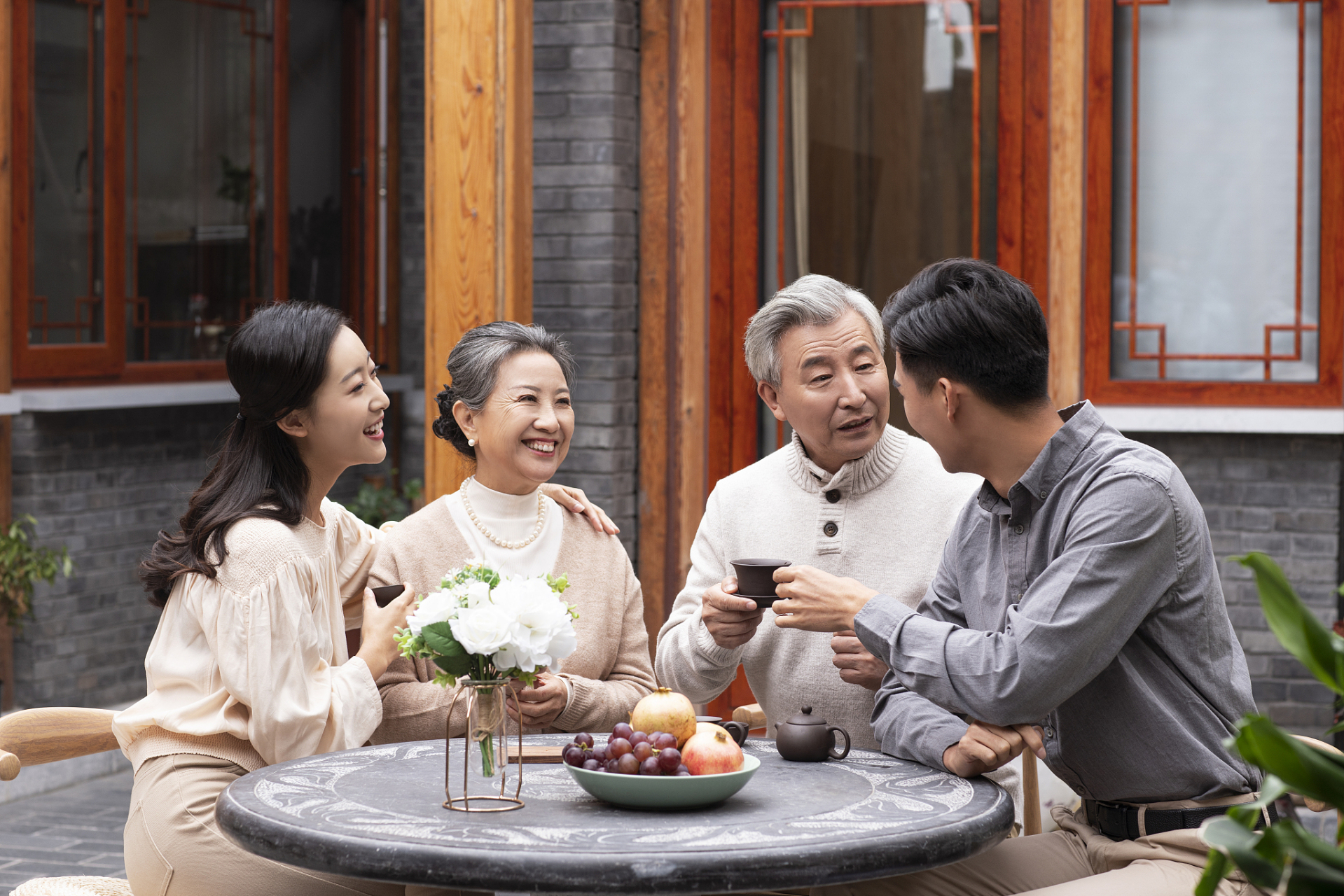 其乐融融,心满意足.家人围坐,灯火可亲.笑声溢出门外,幸福在心间荡漾.