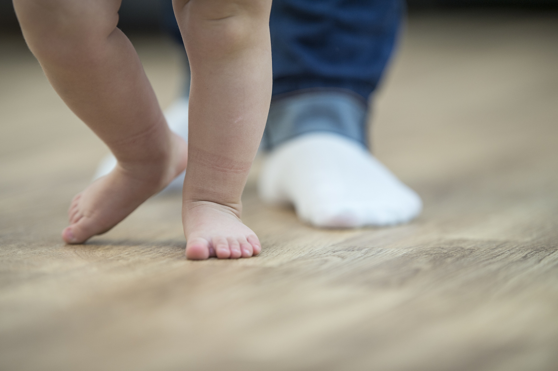 宝宝在学步阶段时使用脚尖走路是相对正常的行为.