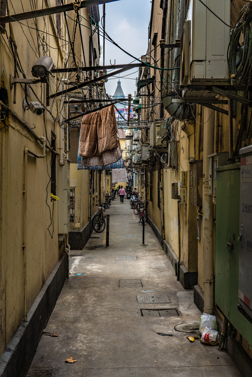 这小巷因《雨巷》诗人戴望舒而闻名,曾是他的故居.