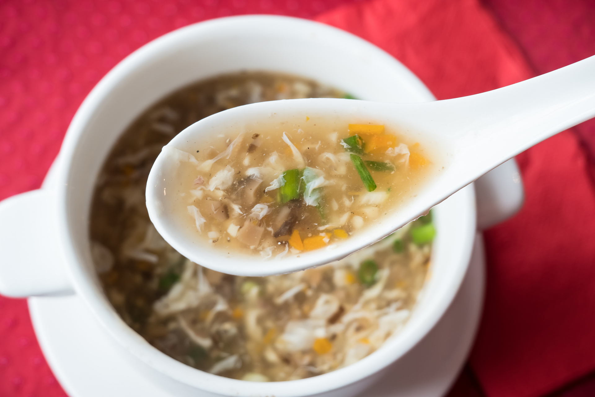 西湖牛肉羹是中国浙江省杭州市的一道传统名菜,以其鲜美的味道和独特