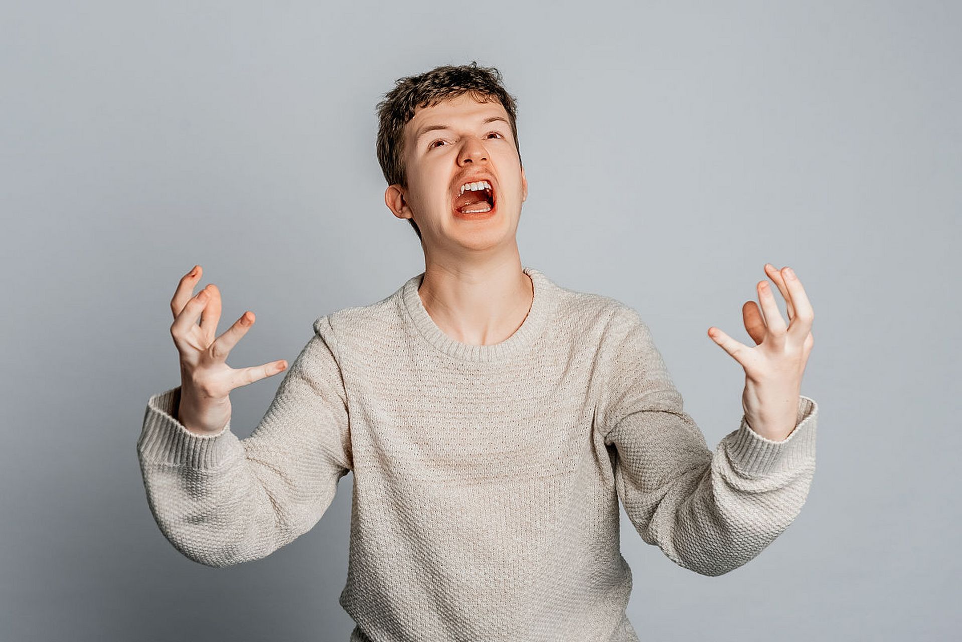 在这个复杂的世界里,有些孩子在成长的路上遭遇了挫折,他们面对困难和