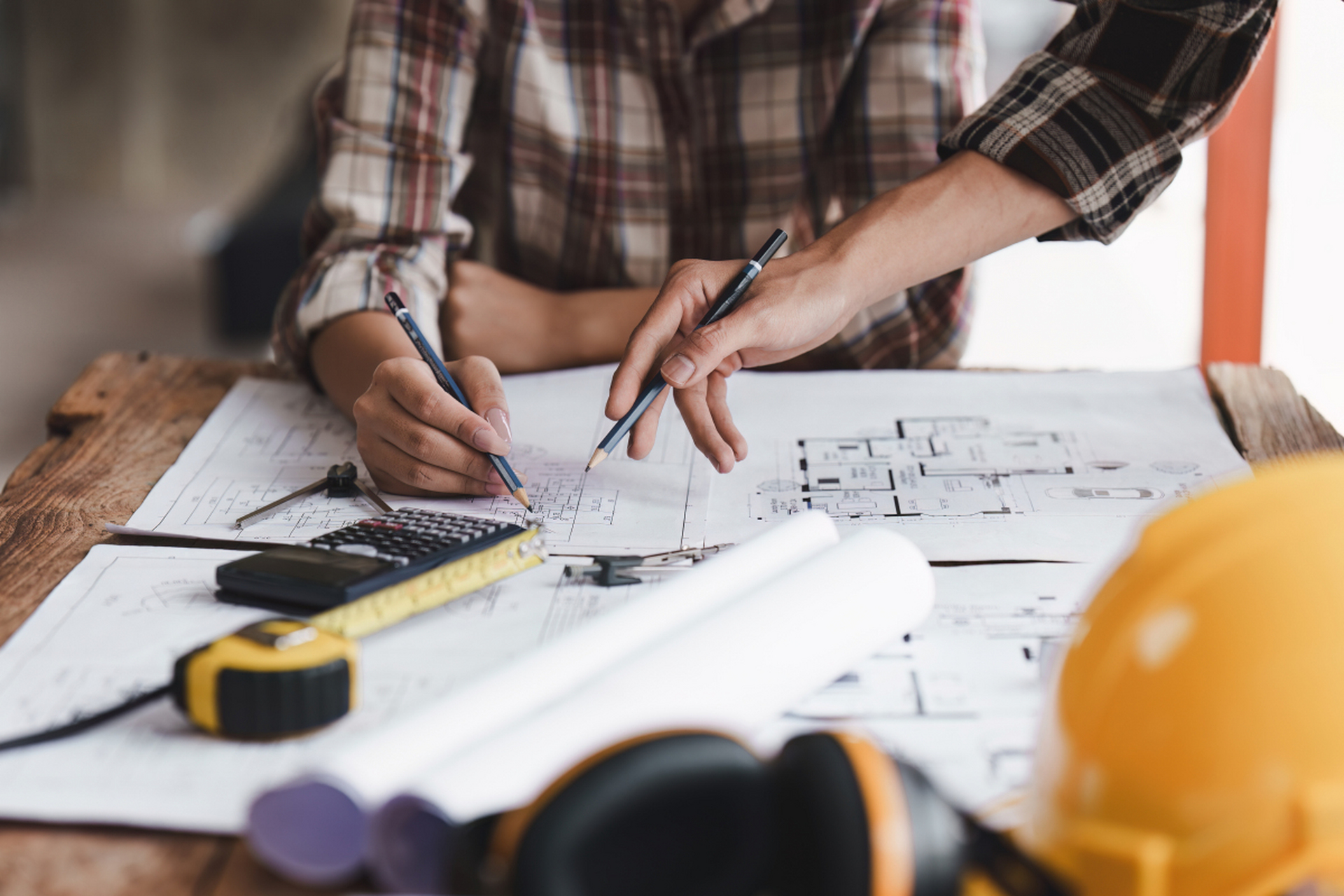 问题是,这么多年来设计师的收入几乎就没有增长过,甚至还有降低或者打