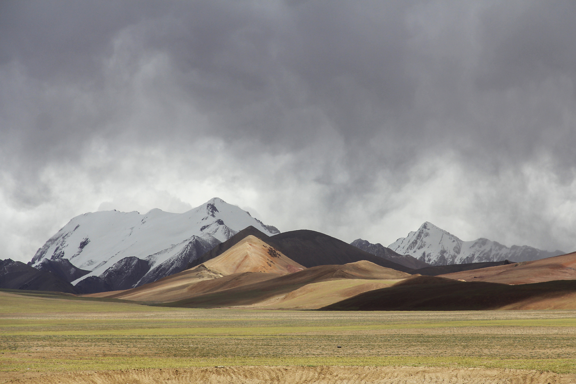 可可西里山位于西藏,新疆,青海交界,属昆仑山脉南支,长500千米,平均