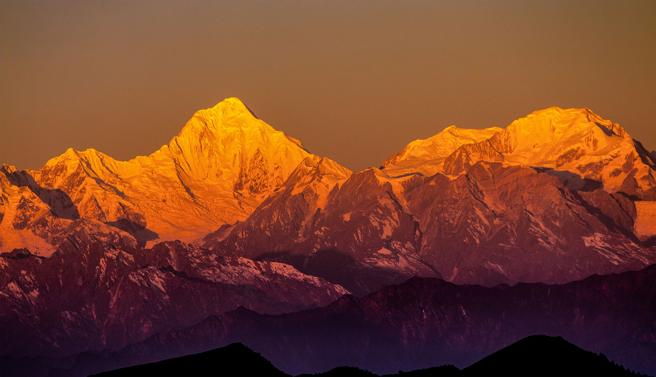 这座山脉被誉为"华夏第一声名胜",以其壮观的自然风景和丰富的历史
