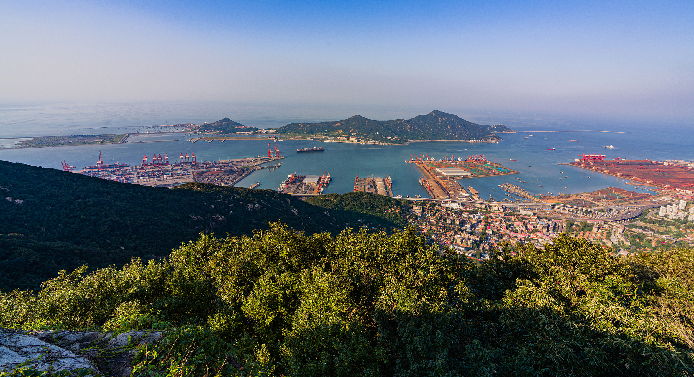 江苏的美丽角落——连云港,这被誉为"江苏绿意"的地方,以山海交融的