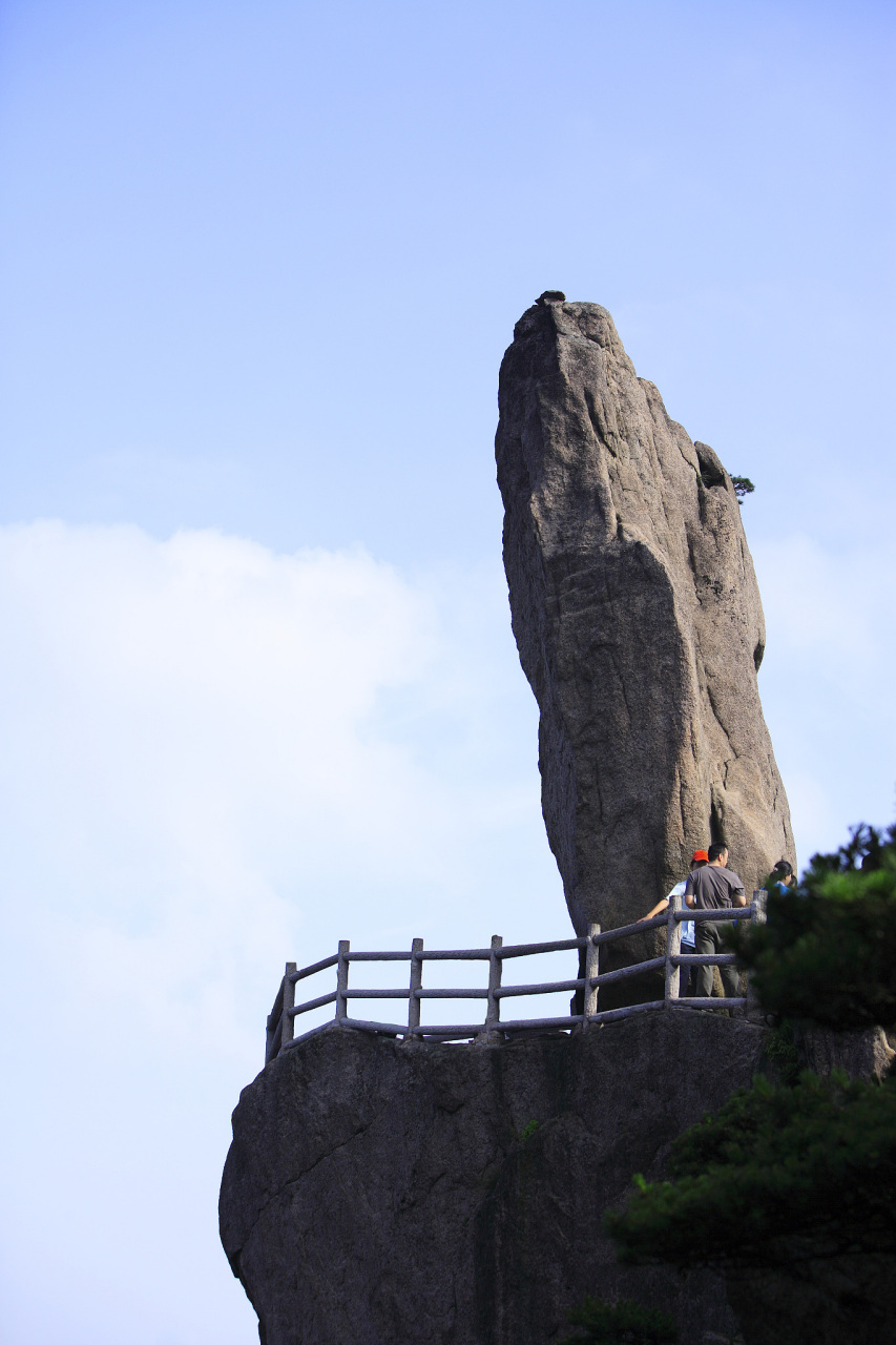 天柱山风景区拥有众多自然和文化景点,包括天柱峰,佛光寺,渡仙桥,方山