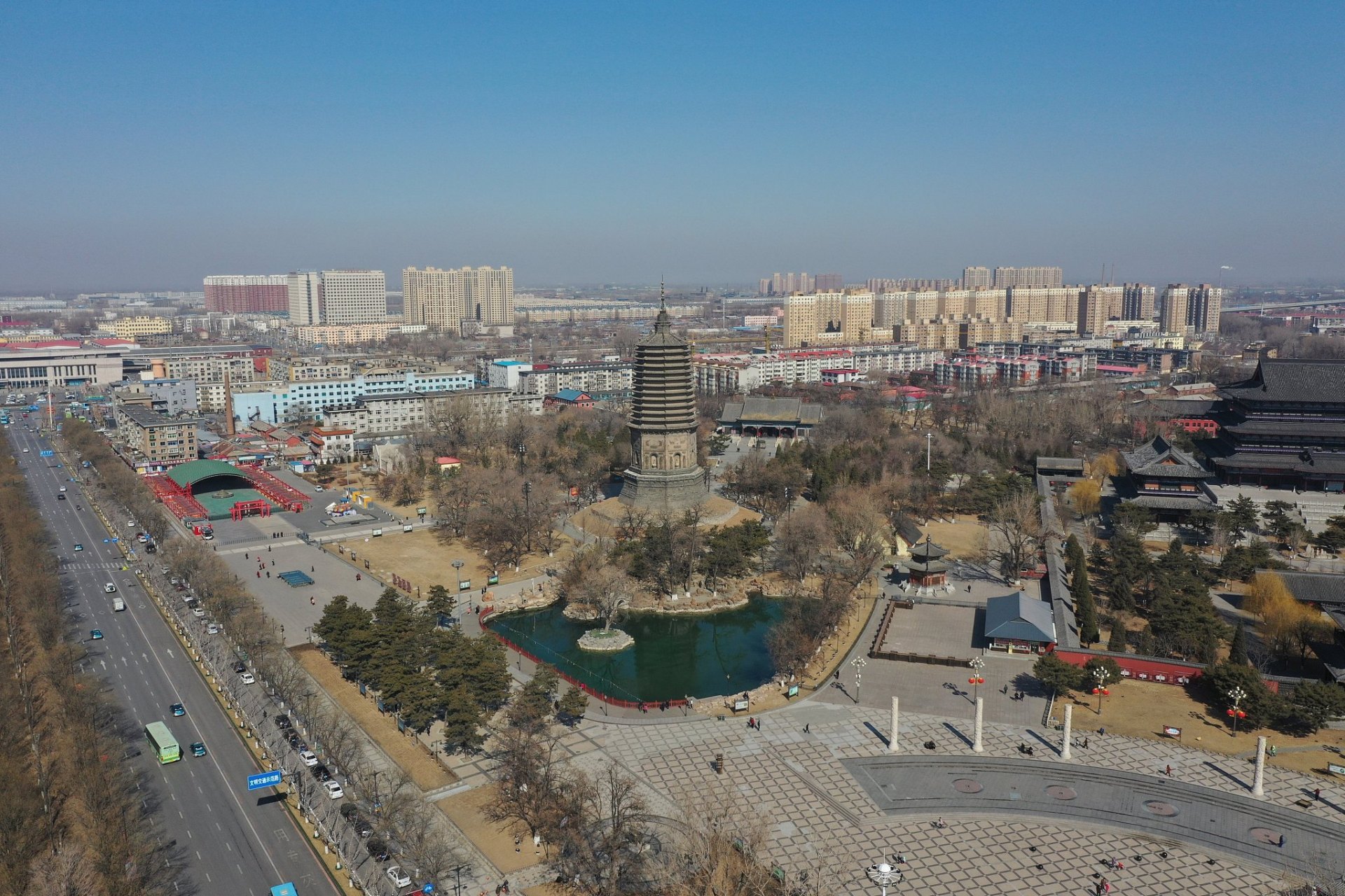 石家庄鹿泉有八大景,包括封龙山,龙泉寺,抱犊寨,石门山,海山公园,西山