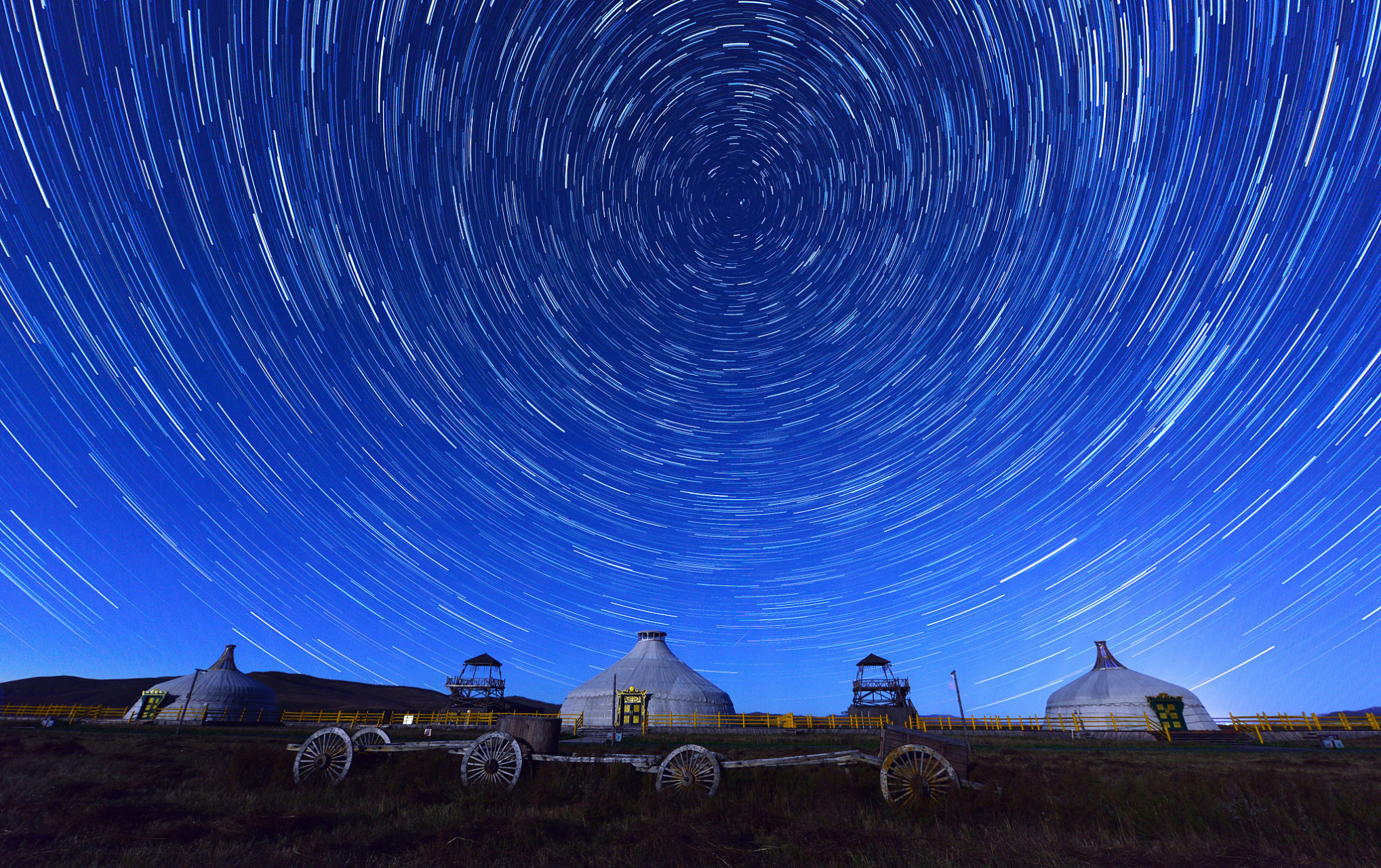 在广袤的呼伦贝尔大草原,星空闪耀的夜晚,我们准备好了依维柯汽车,踏