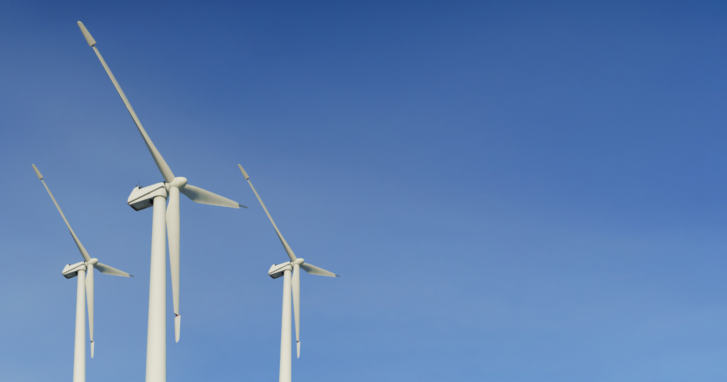 风能技术在汽车行业的应用包括车载风力发电机,风能与电动汽车的结合