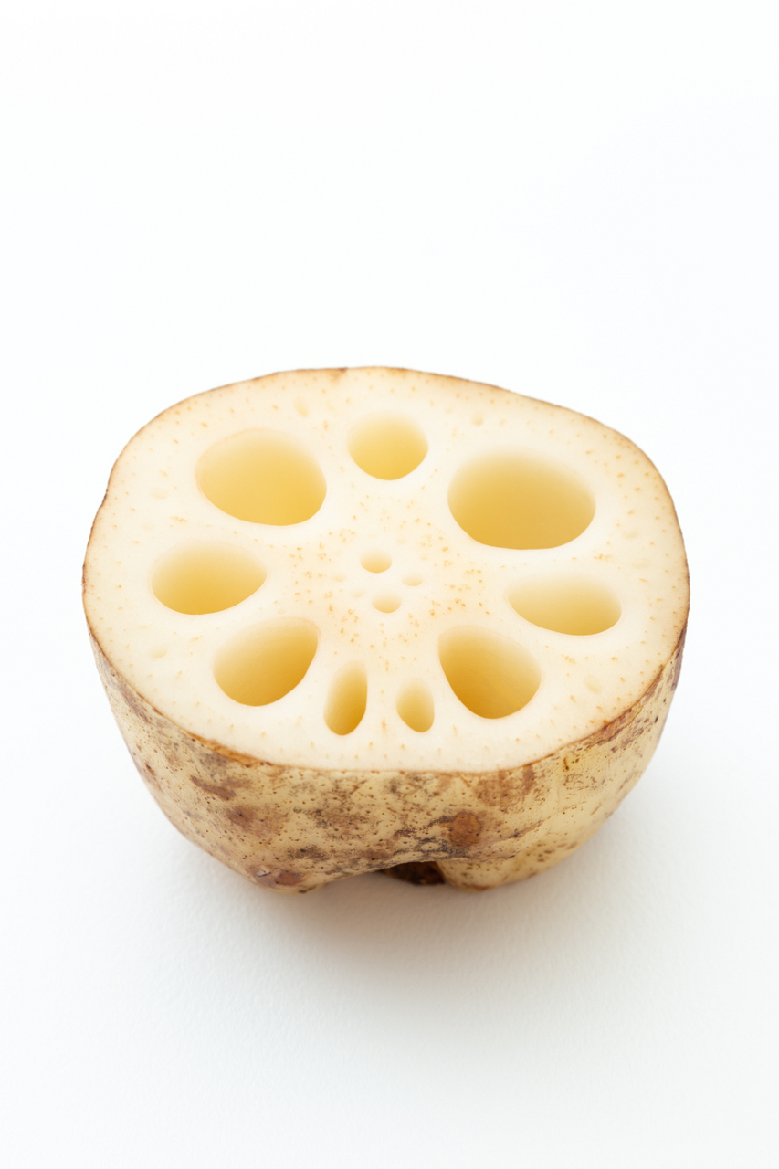 7孔藕,又称红花藕,暗红色外表,短粗形态,适合煲汤或煮糖水,含有大量