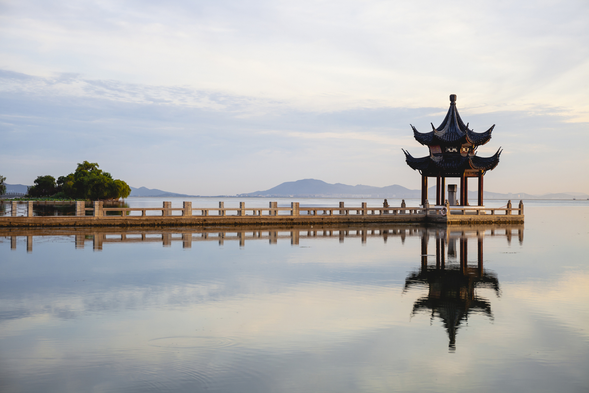 鉴湖并不仅仅是一处风景名胜区,它还是绍兴老酒的诞生地.