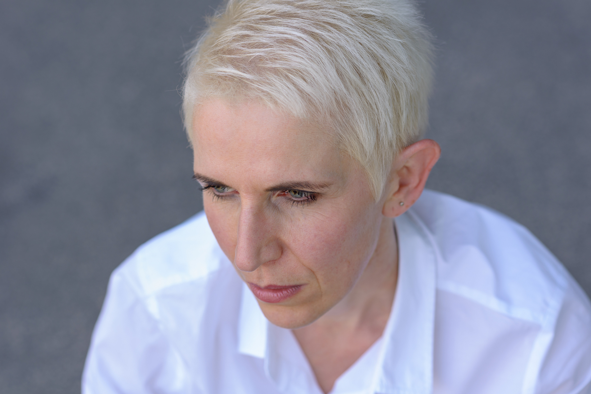 遗传因素:有一部分年轻人长白头发与遗传有关,往往有家族性发病的