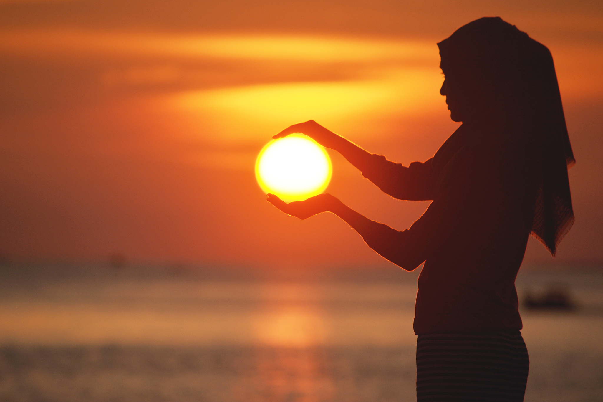一位女子悠然自得地在楼顶晒背,享受着阳光的拥抱,这本是生活里一抹