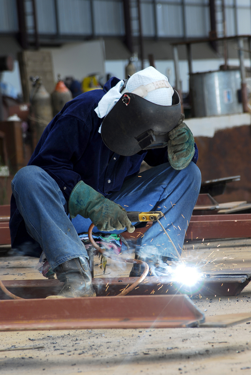 小叔3月找了一份电焊的活,工资也从2千猛涨到2万元,但当他听到厂里的