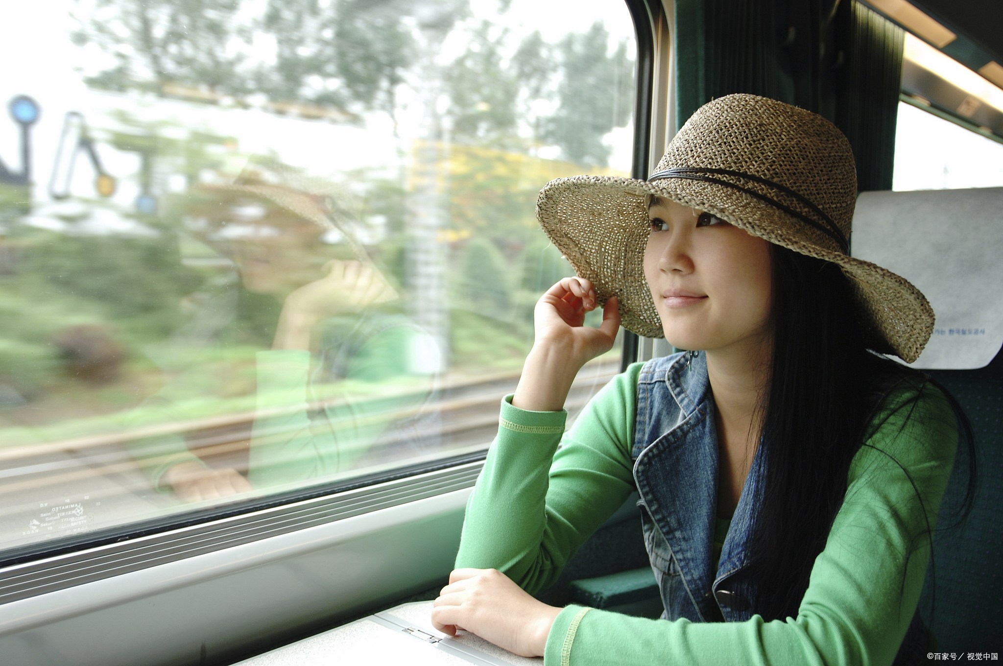 火车上,我碰到了一个特别丰满的美女,她老是盯着我看,看得我都不好