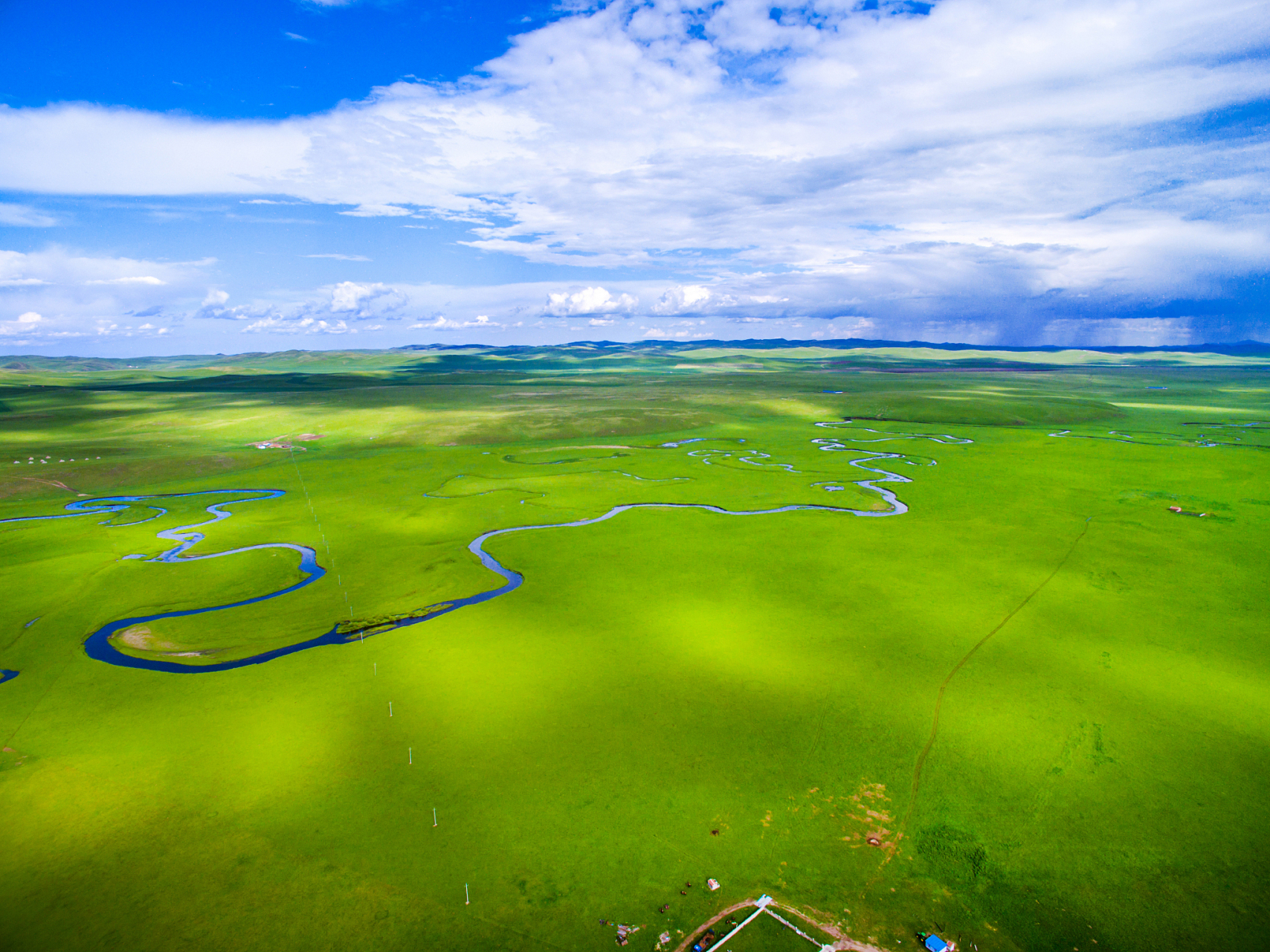 七仙湖草原,位于阿尔山市东北75公里处,是呼伦贝尔草原的一部分.