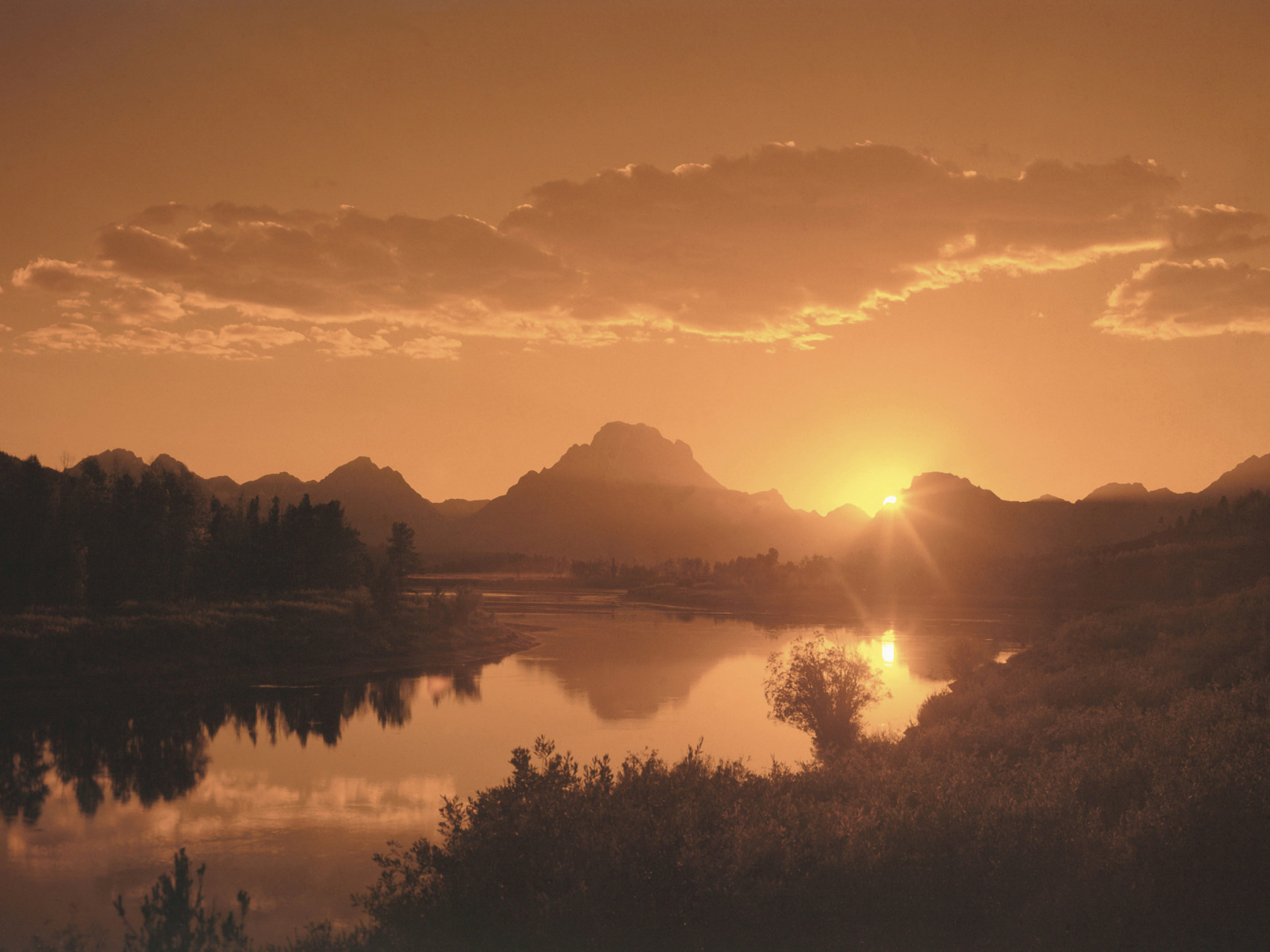 暮色沉沉山影斜, 独抱寒窗思绪多. 人事如梦云烟散, 泪滴轻浥素衣罗.