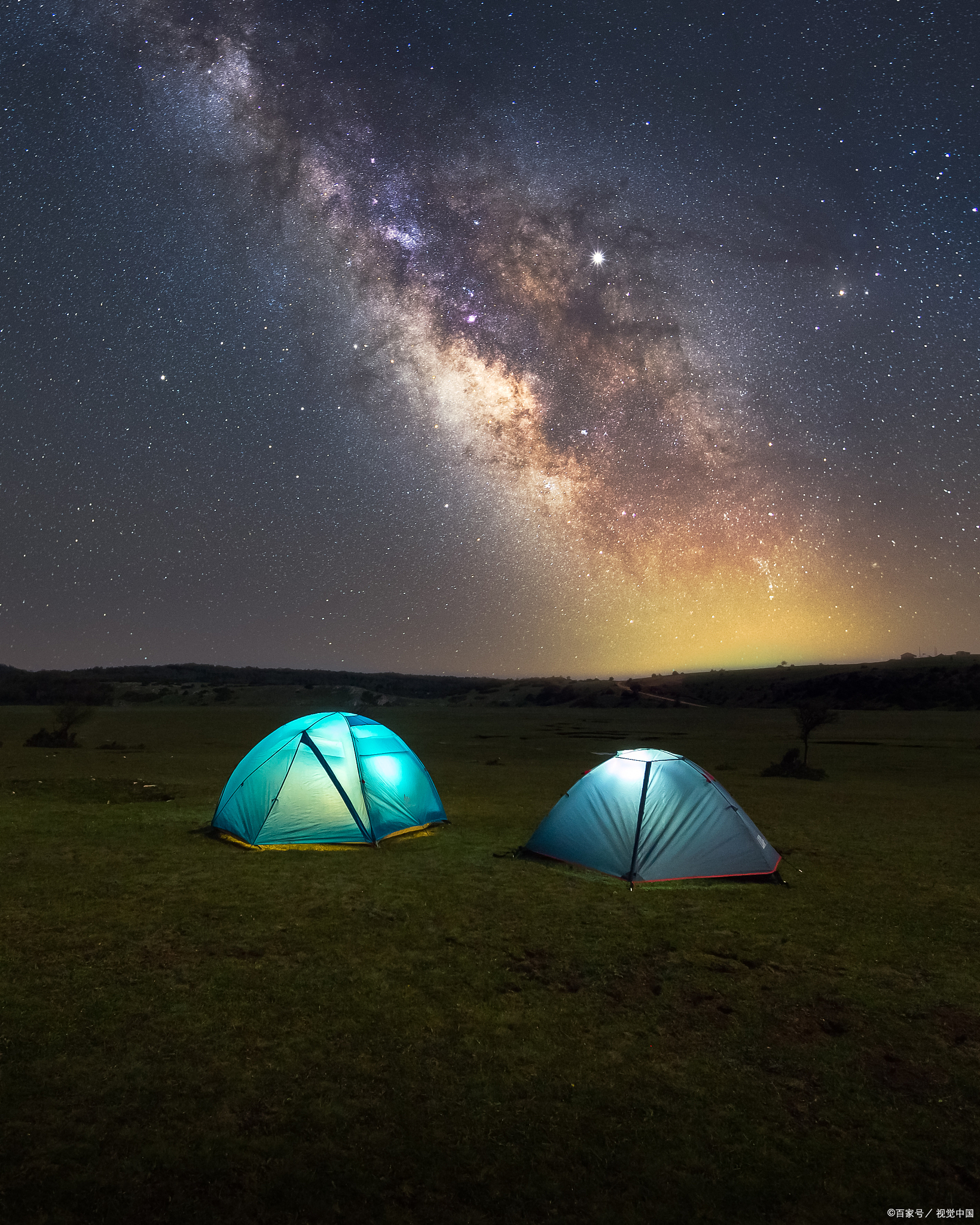 在武功山的高山草甸上搭起帐篷,夜晚仰望星空,银河璀璨,仿佛触手可