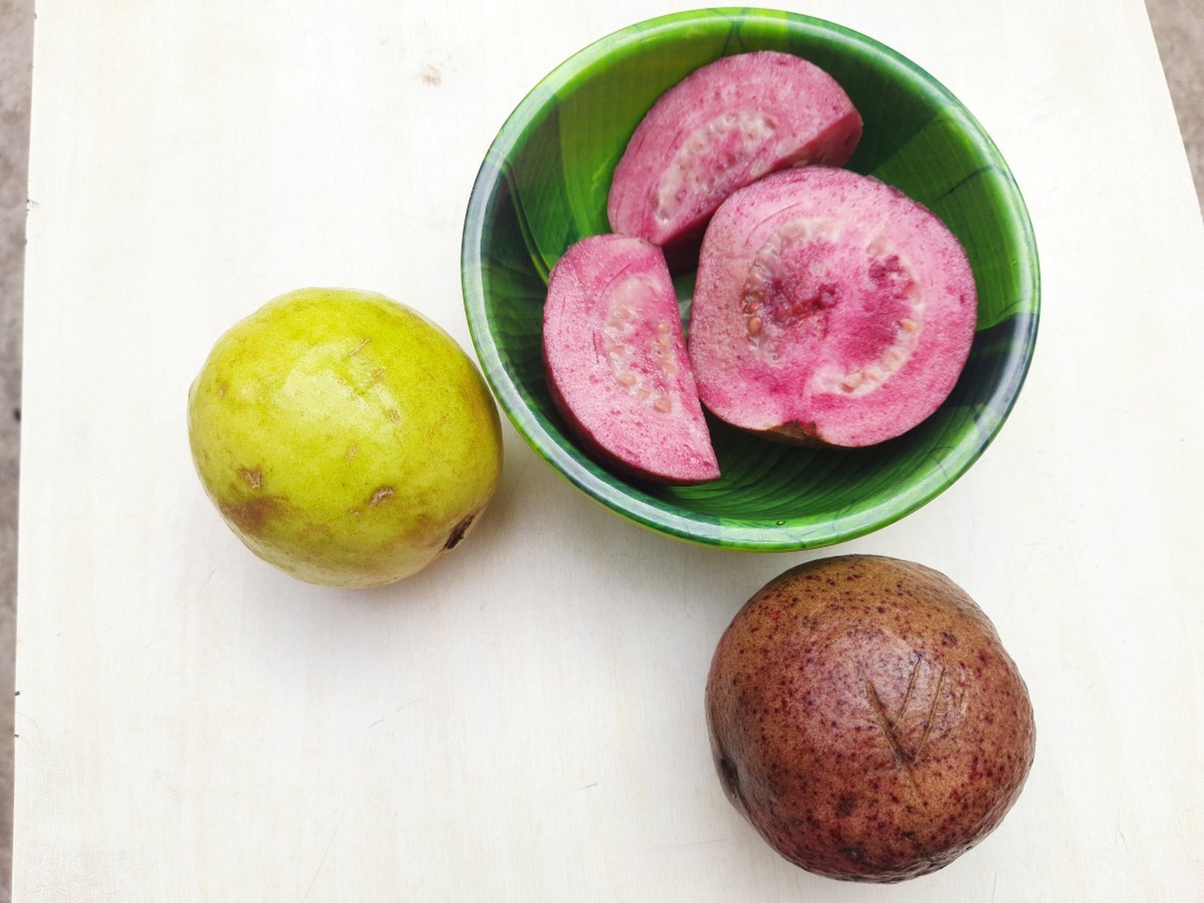 胭脂红番石榴:石楼镇的"鸡屎果"传奇》 在广东的石楼镇,有一种水果,它